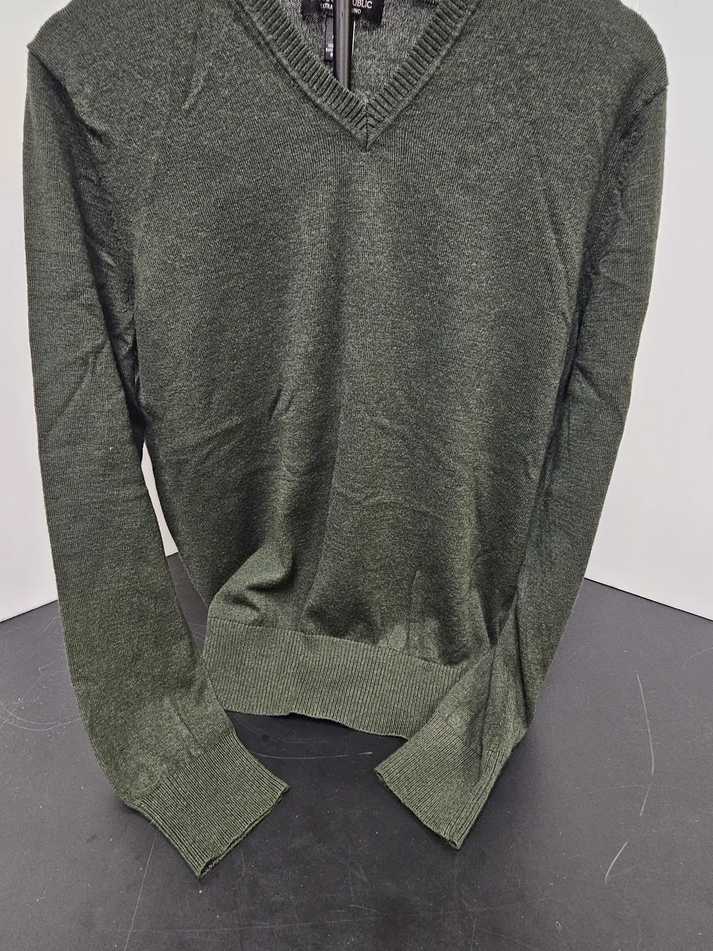 Banana Republic Men's V-Neck Sweater in Olive